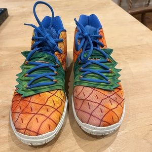 Nike Sponge Bob Pineapple house Kyrie 5 basketball shoes, size youth 7